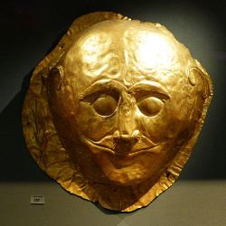 Zlatá maska z hrobu IV, 16. století před n. l. Národní archeologické muzeum v Athénách. Kredit: Rosemania, Wikimedia Commons.