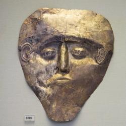 Maska z hrobového okruhu B v Mykénách, kolem 1600 před n. l. Plech z elektra. Národní archeologické muzeum v Athénách. Kredit: Zde, Wikimedia Commons.