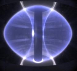 Plazma v původním sférickém tokamaku MAST. Kredit: Culham Centre for Fusion Energy.