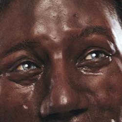 Dnes má „první z Britů“ pigmentaci subsaharských černochů a je modrooký. Kredit: Tom Barnes/Channel 4 | Zdroj: Reuters