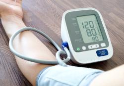 Meranie krvného tlaku pomocou automatického tlakomera je technicky jednoduché, ale tiež treba dodržať určité pravidlá, aby namerané hodnoty neboli zavádzajúce. (Kredit: Alza.sk)
