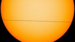 Kompozice z transitu Merkuru 9. 5. 2016. Kredit: NASA Goddard Space Flight Center, Wikimedia Commons.