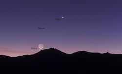Srpek Měsíce, Merkur a Venuše nad Paranal Observatory v Chile. Kredit: ESO, Wikimedia Commons.