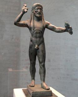 Zeus metající blesky. Pozdně archaická bronzová soška, asi začátkem 5. století před n. l. V pravé ruce drží blesk, v levé hromoklín. Glyptotéka v Mnichově, inv. č. 4339. Kredit: Daderot, Wikimedia Commons. Licence CC 1.0. Zeus metající blesky. Pozdně archaická bronzová soška, asi začátkem 5. století před n. l. V pravé ruce drží blesk, v levé hromoklín. Glyptotéka v Mnichově, inv. č. 4339. Kredit: Daderot, Wikimedia Commons. Licence CC 1.0.