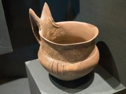 Džbán se svislými žebry na těle a s rohatým uchem, keramika, výška 243 mm. Praha Kbely, Hrušovická ul. Řivnáčská kultura, eneolit, 2900–2700 před n. l., inv. č. A0236396/001. Kredit: Zde, Wikimedia Commons. Licence CC 4.0. Džbán se svislými žebry na těle a s rohatým uchem, keramika, výška 243 mm. Praha Kbely, Hrušovická ul. Řivnáčská kultura, eneolit, 2900–2700 před n. l., inv. č. A0236396/001. Kredit: Zde, Wikimedia Commons. Licence CC 4.0.