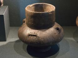 Amfora mohylové kultury (Tumulus culture) ze střední doby bronzové. Praha Bubeneč, Stromovka. Kredit: Zde, Wikimedia Commons. Licence CC 4.0. Amfora mohylové kultury (Tumulus culture) ze střední doby bronzové. Praha Bubeneč, Stromovka. Kredit: Zde, Wikimedia Commons. Licence CC 4.0.
