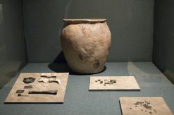 Nálezy ze staroslovanského žárového hrobu ženy, 6. století n. l. Praha Bohnice. Muzeum hlavního města Prahy. Kredit: Zde, Wikimedia Commons. Licence CC 4.0. Nálezy ze staroslovanského žárového hrobu ženy, 6. století n. l. Praha Bohnice. Muzeum hlavního města Prahy. Kredit: Zde, Wikimedia Commons. Licence CC 4.0.