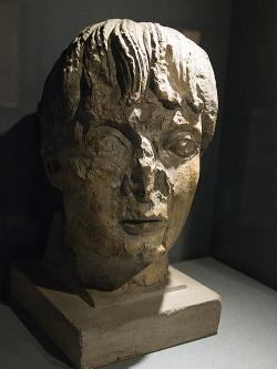 Hlava muže z reliéfu Juditina mostu, opuka, kolem roku 1170. Muzeum hlavního města Prahy. Kredit: Zde, Wikimedia Commons. Licence CC 4.0. Hlava muže z reliéfu Juditina mostu, opuka, kolem roku 1170. Muzeum hlavního města Prahy. Kredit: Zde, Wikimedia Commons. Licence CC 4.0.