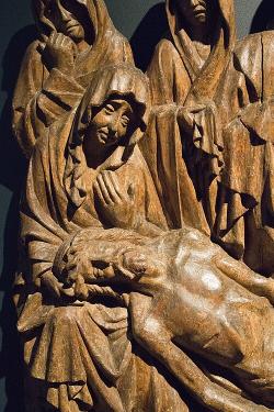 Oplakávání Krista z kostela P. Marie před Týnem. Mistr Týnské kalvárie, lipové dřevo bez polychromie, 1420–1430. Kredit: Zde, Wikimedia Commons. Licence CC 4.0. Oplakávání Krista z kostela P. Marie před Týnem. Mistr Týnské kalvárie, lipové dřevo bez polychromie, 1420–1430. Kredit: Zde, Wikimedia Commons. Licence CC 4.0.