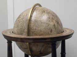 Glóbus (Země), signovaný J. Blaen, 1602. Muzeum hlavního města Prahy. Kredit: Zde, Wikimedia Commons. Licence CC 4.0. Glóbus (Země), signovaný J. Blaen, 1602. Muzeum hlavního města Prahy. Kredit: Zde, Wikimedia Commons. Licence CC 4.0.