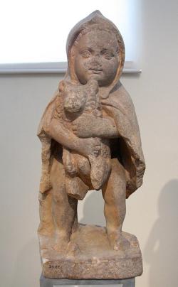 Malý kluk a malý pes. Malá Asie, 1. století před n. l. Národní archeologické muzeum v Athénách. Kredit: Tilemahos Efthimiadis, Wikimedia Commons.