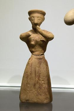 Figurka ženy v postoji uctívání. Chamezi, Kréta, 1900-1700 před n. l. Archeologické muzeum v Irakliu (Heraklion). Kredit: Zde, Wikimedia Commons