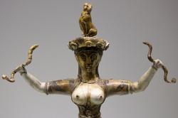 Takzvaná Hadí bohyně z Knóssu, období nových paláců, 1650-1550 před n. l. Archeologické muzeum v Irakliu (Heraklion), skříň 83. Kredit: Zde, Wikimedia Commons.