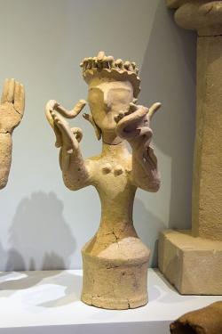 Bohyně s rozepjatýma rukama a s hady, terakota. Kania, Gortys, 1300-1200 před n. l. Archeologické muzeum v Irakliu (Heraklion). Kredit: Zde, Wikimedia Commons.