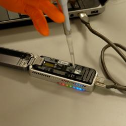 MinION v akci. Kredit: Science Practice / Oxford Nanopore