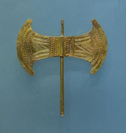 Menší zlatá dvojitá sekera z Archalokori, 1700-1450 před n. l. Archeologické muzeum v Irakliu. Kredit: Jebulon, Wikimedia Commons