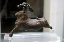 Akrobatický skok přes býka, menší bronz z jihozápadní Kréty, 1600-1450 před n. l. British Museum. Kredit: Mike Peel, Wikimedia Commons.