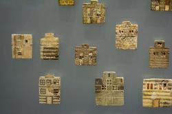Mozaika města. Fajánsové plakety, asi z výzdoby vykládaného dřevěného nábytku paláce v Knóssu, 1700-1600 před n. l. Archeologické muzeum v Irakliu. Kredit: Zde, Wikimedia Commons.