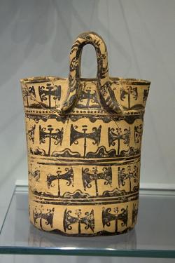 Nádoba tvaru košíku nebo tašky, s malbou dvojitých seker. Nádoba ve stylu palácové tradice. Pseira (Kréta), 1500-1450 před n. l. Archeologické muzeum v Irakliu. Kredit: Zde, Wikimedia Commons.
