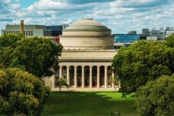 Massachusettský technologický institut, Cambridge.   Přestože je Whiteheadův institut finančně i manažersky zcela nezávislý, udržuje velmi úzké akademické spojenectví s Massachusettským technologickým institutem (MIT). Všichni profesoři působící ve Whiteheadově institutu zároveň zastávají profesorské pozice na katedře biologie či bioinženýrství MIT.