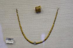 Zlaté šperky z 11. století před n. l. Náhrdelník a kroužek do vlasů. Archeologické muzeum Kerameiku, TN 136. Kredit: Zde, Wikimedia Commons. Licence CC 4.0.