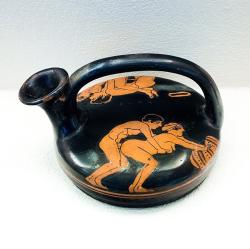 Atický červeno-figurový askos z hrobu 499.2, Veii Painter, 450-400 před n. l. Mladý muž souloží s hetérou. Archeologické muzeum Kerameiku, inv. č. 1063. Kredit: ArchaiOptix, Wikimedia Commons. Licence CC 4.0.