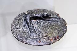 Víčko minojské pyxidy s rukojetí ve tvaru zvířete, asi psa, průměr 11-12 cm. Mochlos, EM II-III, 2500-2000 před n. l. Archeologické muzeum v Irakliu, 2789. Kredit: ArchaiOptix, Wikimedia Commons. Licence CC 4.0. Víčko minojské pyxidy s rukojetí ve tvaru zvířete, asi psa, průměr 11-12 cm. Mochlos, EM II-III, 2500-2000 před n. l. Archeologické muzeum v Irakliu, 2789. Kredit: ArchaiOptix, Wikimedia Commons. Licence CC 4.0.