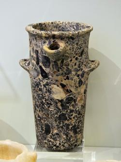 Minojská vyšší kamenná nádoba z pohřebiště Mochlos na Krétě, 2600 až 1900 před n. Archeologické muzeum v Irakliu. Kredit: Zde, Wikimedia Commons. Licence CC 4.0.