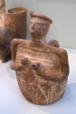 Rhyton tvaru ženské postavy. EM II-III, 2600-2100 před n. l. Drobná terakota vysoká 18 cm. Mochlos, hrob XIII. Archeologické muzeum v Irakliu, Π549. Kredit: Zde, Wikimedia Commons. Licence CC 4.0.