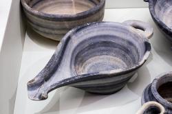 Miska se zobákovitým ústím. Mochlos, hrob VI. EM II, 2500-2400 před n. l. Archeologické muzeum v Irakliu, 1204. Kredit: ArchaiOptix, Wikimedia Commons. Licence CC 4.0.