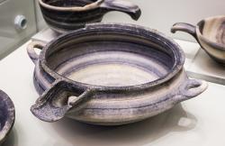 Miska s překlenutou hubičkou. Mochlos, hrob I. EM II, 2500-2400 před n. l. Archeologické muzeum v Irakliu, 1179. Kredit: ArchaiOptix, Wikimedia Commons. Licence CC 4.0.