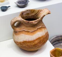 Džbán, výška 122 mm. Mochlos, hrob VI, asi před-palácové období, tedy vrstva z rané doby bronzové (EM). Archeologické muzeum v Irakliu, 1201. Kredit: ArchaiOptix, Wikimedia Commons. Licence CC 4.0.