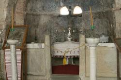 Interiér kostela Panagia Drosiani na Naxu. Zbytky mramorového ikonostasu z doby kolem roku 600, ostatní vybavení je mnohem novější. Kredit: Zde, Wikimedia Commons. Licence CC 4.0.