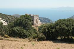 Moni Fotodótis a výhled na Blažené ostrovy. Kredit: Zde, Wikimedia Commons. Licence CC 4.0. Moni Fotodótis a výhled na Blažené ostrovy. Kredit: Zde, Wikimedia Commons. Licence CC 4.0.