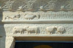 Ikonostas s reliéfy zvířat, 9. století. Kredit: Zde, Wikimedia Commons. Licence CC 4.0. Ikonostas s reliéfy zvířat, 9. století. Kredit: Zde, Wikimedia Commons. Licence CC 4.0.