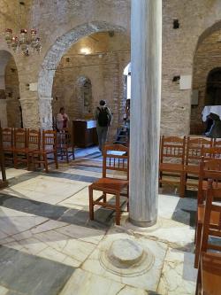 Sloupy, novější a patka starého. Kredit: Zde, Wikimedia Commons. Licence CC 4.0. Sloupy, novější a patka starého. Kredit: Zde, Wikimedia Commons. Licence CC 4.0.