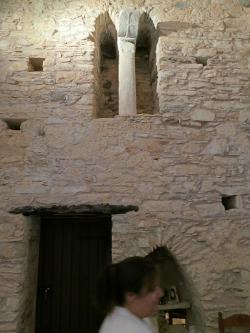 Interiér kostela, 9. až 12. století. Kredit: Zde, Wikimedia Commons. Licence CC 4.0. Interiér kostela, 9. až 12. století. Kredit: Zde, Wikimedia Commons. Licence CC 4.0.