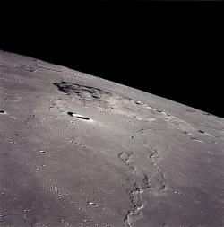 Oblast Mons Rümker na snímku z mise Apollo 15. Kredit: NASA, Wikimedia Commons.
