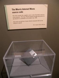 Disketa s virem Morris v Muzeu vědy. Kredit: Go Card USA, Wikimedia Commons,