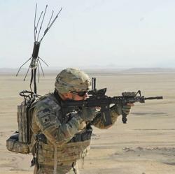 Mariňák s elektronickou zbraní proti IED. Kredit: US Army.