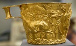 Zlatý pohár s reliéfem: Býk je chycený. Vafio, 1500 až 1450 před n. l. Národní archeologické muzeum v Athénách, N 1759. Kredit: Zde, Wikimedia Commons.