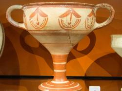 Mykénský vysoký kylix s květinovým dekorem. Ialysos na Rhodu, LH III A, 1375-1300 před n. l. Ashmolean Museum, Oxford, AN 1924.68. Kredit: Zde, Wikimedia Commons. Licence CC 4.0.