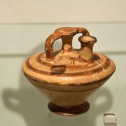 Mykénská třmínková nádoba s malbou stylizovaných květů, 1300 až 1250 př. n. l. Národní muzeum v Praze, NM-H10 1847 (nevystavuje se). Kredit: Zde, Wikimedia Commons. Licence CC 3.0.