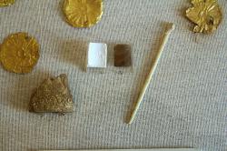 Část nálezů z mykénské vrstvy lokality Aplomata: Fragment reliéfu a jehlice ze slonoviny, zlaté plíšky a polodrahokamové razítko, 14. až 12. století před n. l. Archeologické muzeum na Naxu. Kredit: Zde, Wikimedia Commons. Licence CC 3.0.