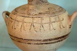 Zobrazení taneční scény na pozdně mykénské hydrii (nebo oinochoé?) z Kamini na Naxu, 12. století před n. l. Archeologické muzeum na Naxu. Kredit: Zde, Wikimedia Commons. Licence CC 3.0.