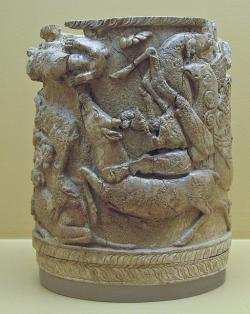 Gryfón útočí na jelena. Pyxis, slonovina, pozdní 15 století před n. l. Muzeum Staré agory v Athénách. Kredit: Sharon Mollerus, Wikimedia Commons. Licence CC-by-2.0.