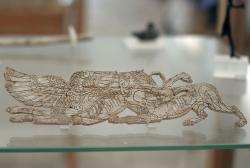 Gryfón a lev nebo chiméra. Řezba ze slonoviny, 14. nebo 13. století před n. l. Archeologické muzeum na Délu, B 7075. Kredit: Zde, Wikimedia Commons. Licence CC 3.0.
