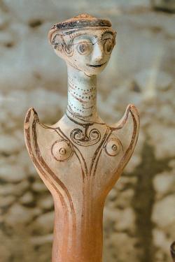Bohyně nebo kněžka. Tiryns, 12. století před n. l. Archeologické muzeum v Naupliu. Kredit: Zde, Wikimedia Commons. Licence CC 4.0.