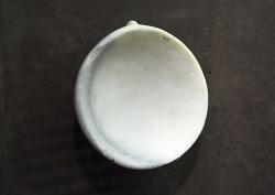 Mramorová miska s malým ouškem, průměr 16 cm, možná z Naxu, -3200-2800 před n. l. Goulandris Foundation Museum of Cycladic Art, Athens, NG 974. Kredit: Zde, Wikimedia Commons.