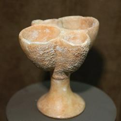 Kernos, mramor, výška 8 cm, neznámý původ, 2800-2300 před n. l. Goulandrisovo Muzeum kykladského umění v Athénách, inv. č. 970. Kredit: Zde, Wikimedia Commons.